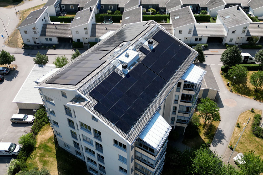 Lägenhetshus med solceller på taket
