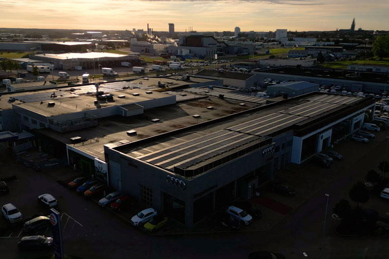 Företagsbyggnad med solceller på taket