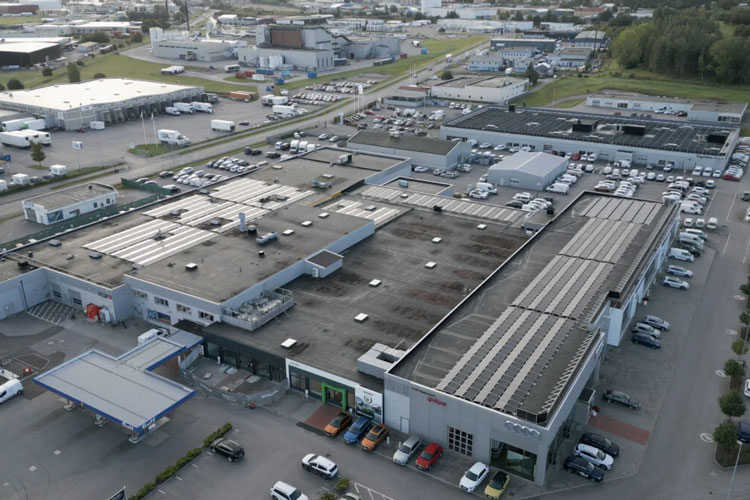 Solceller på tak hos Engströms Bil