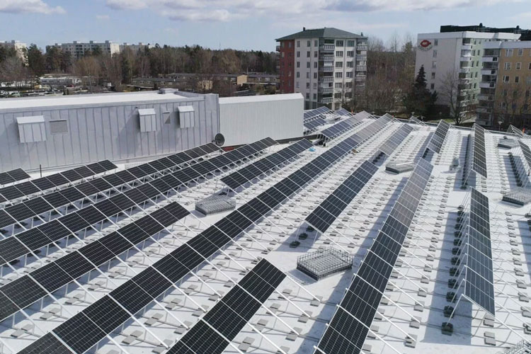 Solceller på tak hos Tyresö Centrum