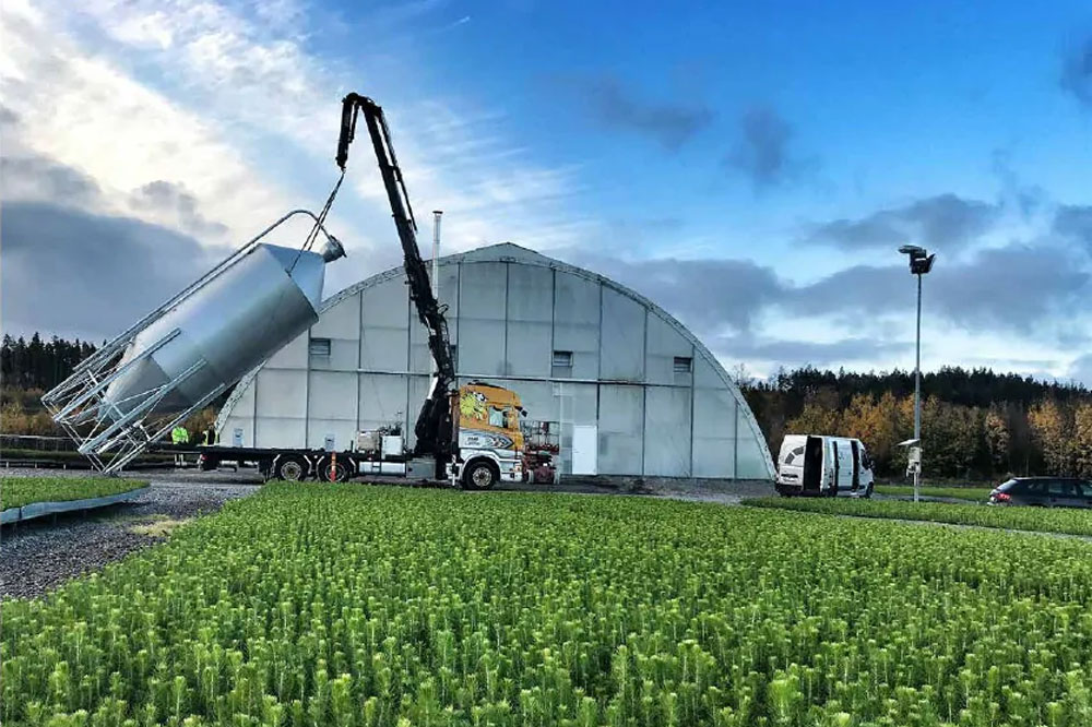 Solceller som ska installeras på en gård