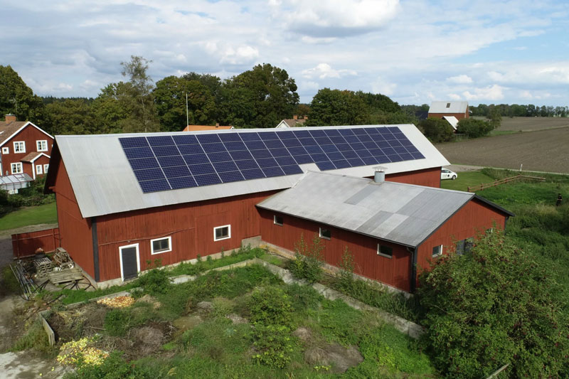 Lantbrukshus med solceller på taket