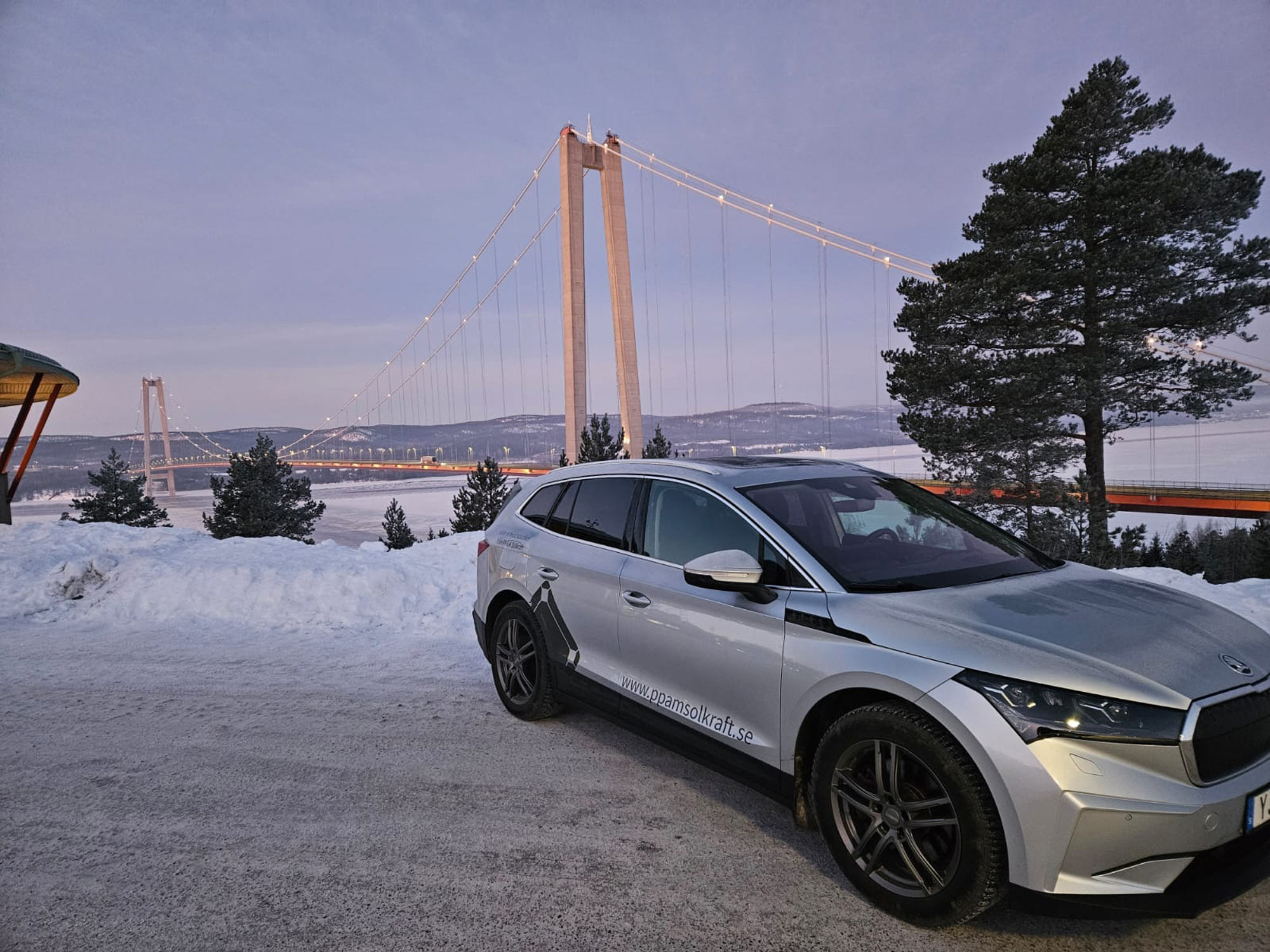 En frimabil framför Höga kusten bron