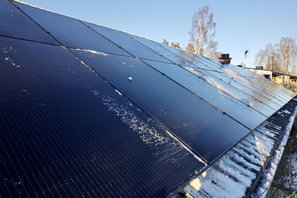 Snö över solceller