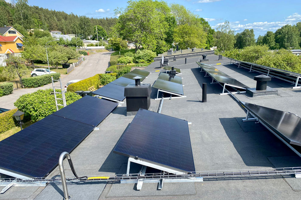 Solceller på ett tak i ett villaområde