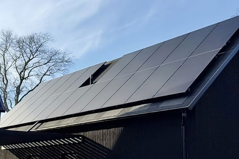 Solceller på ett villatak